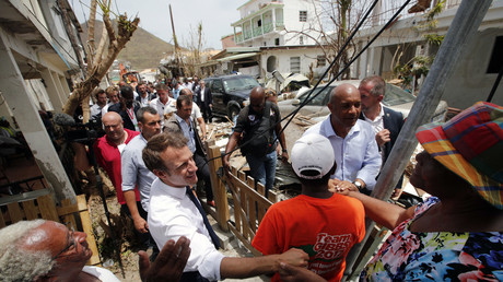 Le président Macron en visite dans l'île de Saint Martin le 12 septembre, allant à la rencontre des habitants