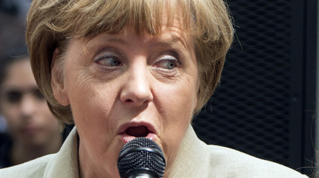 En tête dans les sondages, Angela Merkel pousse la chansonnette (VIDEO)