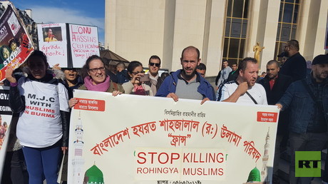 Des centaines de personnes manifestent devant la tour Eiffel en soutien aux Rohingyas (IMAGES)