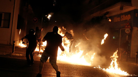 Des Grecs rendent hommage à un rappeur antifaciste tué par un néonazi en manifestant à Athènes