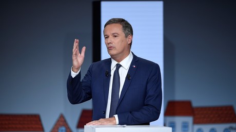 «Propagandistes !» L'équipe de Quotidien refoulée du meeting de Dupont-Aignan, le public applaudit