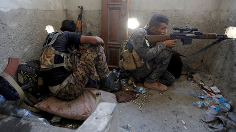 Deux snipers des Forces démocratiques syriennes à Raqqa en août 2017, photo ©Zohra Bensemra/Reuters