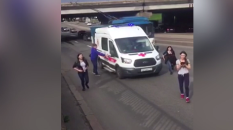 Le monde et des gens gentils : une ambulance s’arrête pour sauver un petit chaton