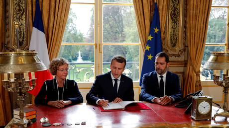 Emmanuel Macron signe les ordonnances réformant le Code du travail sous le regard de la ministre du Travail et du Porte-parole du gouvernement