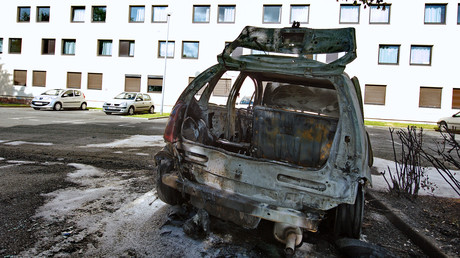 Aulnay-sous-Bois : une école et six voitures incendiées après une nuit d'émeute (IMAGES)