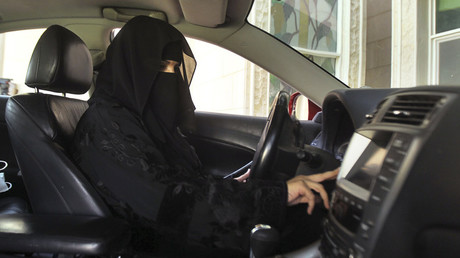 Le roi d'Arabie saoudite publie un décret autorisant les femmes à conduire