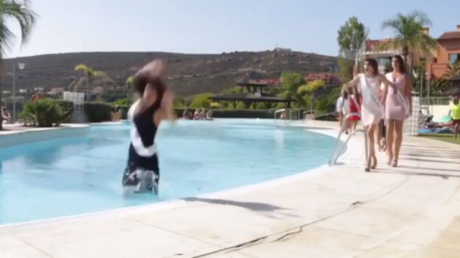 Miss Univers 2017 : une candidate espagnole tombe dans la piscine durant un défilé