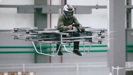 Le combat en voitures volantes ? Kalaсhnikov présente sa nouvelle invention 