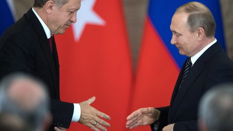 Poutine reçu par Erdogan à Ankara pour parler Syrie, Irak et armement