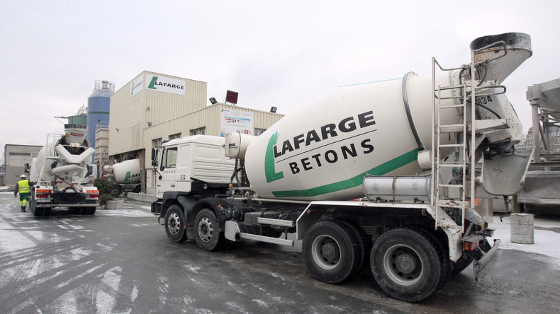 Découverte à Paris de bouteilles d'essence sous un camion Lafarge avec un dispositif d'allumage