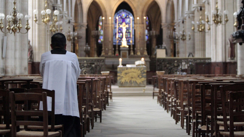 Nantes : un homme fait irruption dans une église et tient en joue le prêtre avec une arme de poing