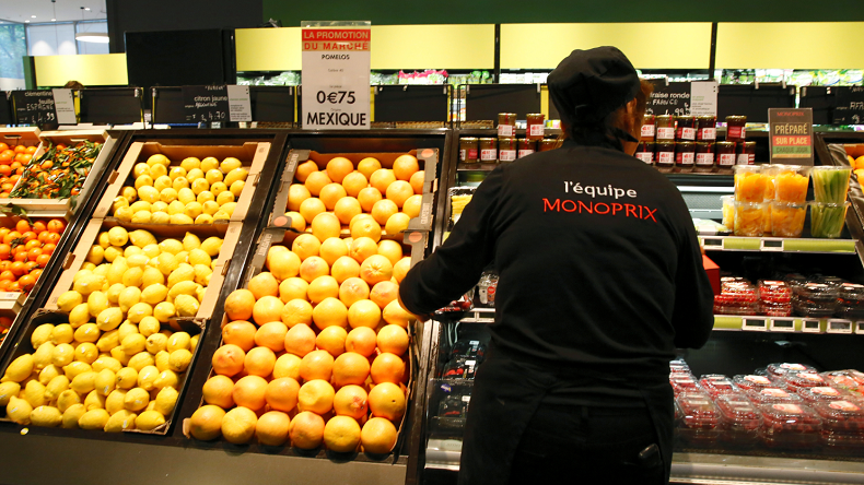 La réouverture d'un Monoprix trois heures après le suicide d'un de ses employés fait scandale