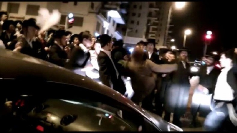 Israël : une militaire repousse des étudiants ultra-orthodoxes anti-service militaire (VIDEO)
