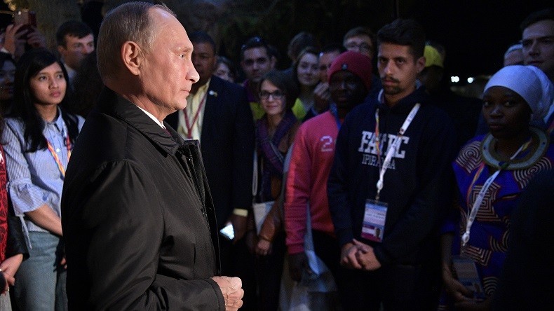 «Pince-moi, tu ne rêves pas !» : Poutine plaisante avec un étudiant très ému de le voir (VIDEO)