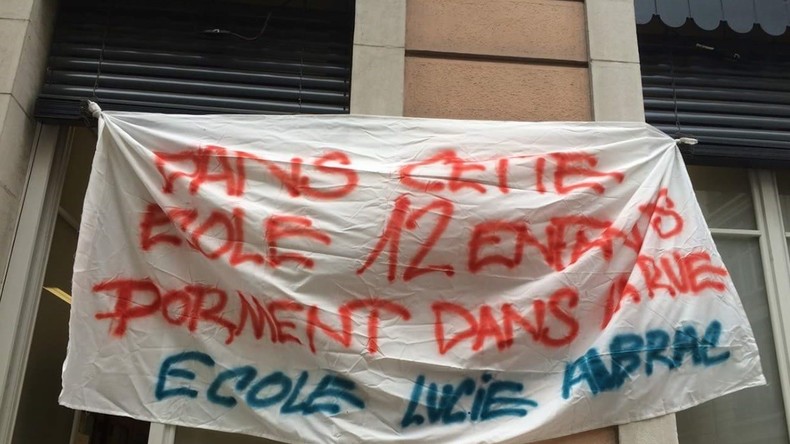 Lyon : la police évacue des parents d'élèves occupant une école en soutien à des enfants sans abri