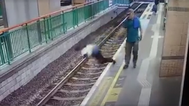 De sang-froid, un homme pousse une femme sur la voie ferrée et poursuit sa route (VIDEO)