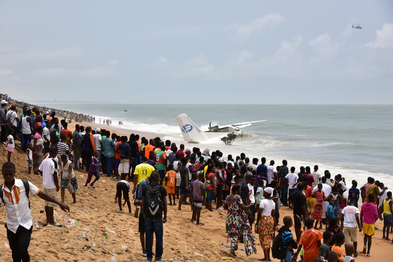Côte d'Ivoire : un avion affrété par l'armée française s'écrase au large d'Abidjan, 4 morts (IMAGES)