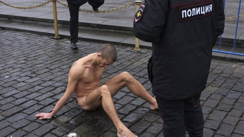 L'artiste russe Piotr Pavlensky arrêté après avoir incendié la Banque de France