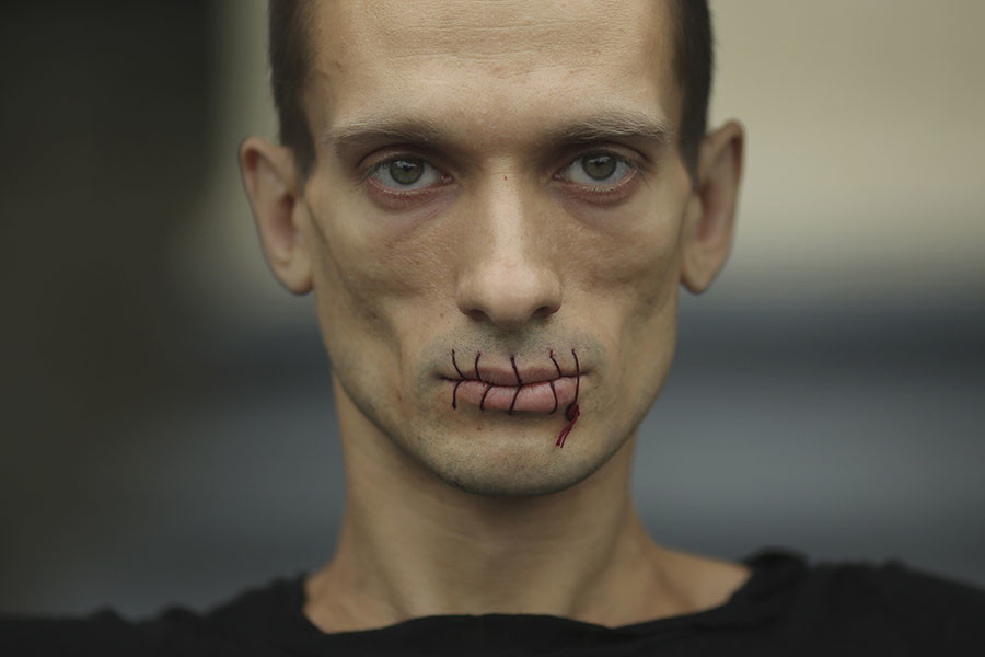 L'artiste russe Piotr Pavlensky arrêté après avoir incendié la Banque de France