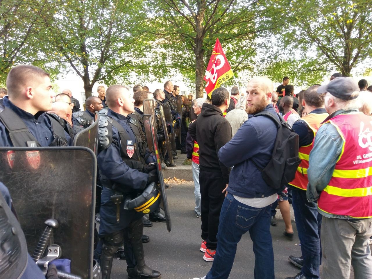 «Les fainéants sont dans la rue !» Macron hué en marge de sa visite d