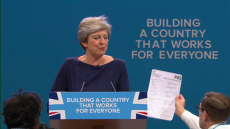 Un humoriste remet une «lettre de licenciement» à Theresa May en plein discours (VIDEO)