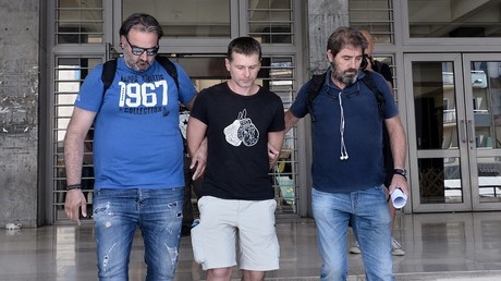 Alexandre Vinnik, arrêté par des policiers grecs en civil, est conduit le 26 juillet 2017 au tribunal de Thessalonique.