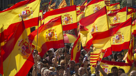 Des centaines de milliers d'opposants à l'indépendance de la Catalogne défilent à Barcelone