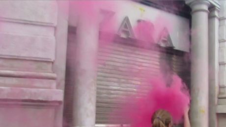 Des étudiants en colère cassent les vitrines de McDonald's et Zara à Milan