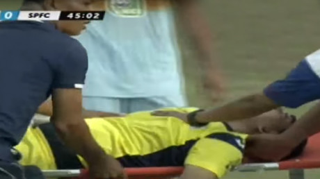 Un gardien de but meurt en plein match après un choc avec son coéquipier (VIDEO)