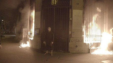 L'artiste russe Piotr Pavlensky arrêté après avoir incendié la Banque de France