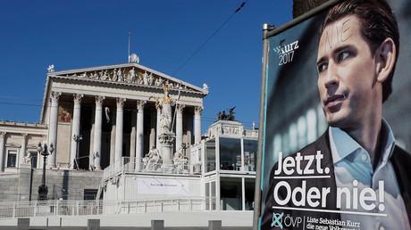 Une affiche près du Parlement autrichien du candidat Sebastian Kurz, vainqueur des législatives en Autriche le 15 octobre 2017, photo ©Heinz-Peter Bader/Reuters