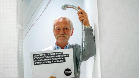 Les Verts sous la douche pour interpeller Collomb sur les conditions de vie des migrants à Calais