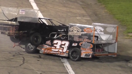 Des pilotes en viennent aux mains lors d'une course de voitures à Anderson