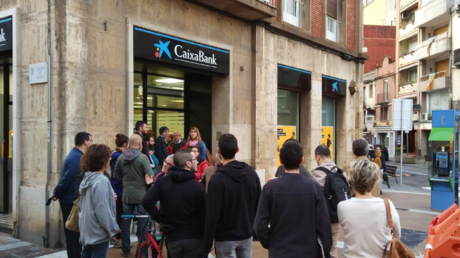 Les indépendantistes catalans se pressent aux guichets pour retirer leur argent des banques (IMAGES)