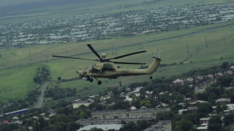 Le nouvel hélicoptère russe Mi-28UB «chasseur nocturne» à la manœuvre