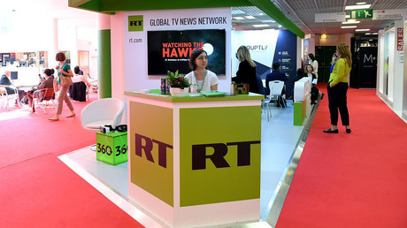 Une ONG liste 2 327 invités de RT, les qualifiant d'«idiots utiles qui sapent la démocratie»