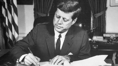 John Fitzgerald Kennedy signant l'ordre du blocus sur Cuba en 1962 en pleine crise des missiles. 
