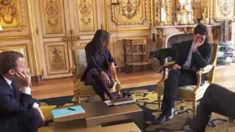 Quand le chien d'Emmanuel Macron urine sur le mobilier de l'Elysée (VIDEO)