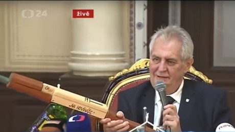 Le président tchèque brandit une AK-47 sur laquelle est gravé : «pour les journalistes» (VIDEO)