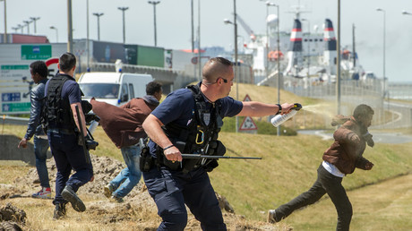 Calais : un rapport évoque des abus «plausibles» des forces de l'ordre sur des migrants