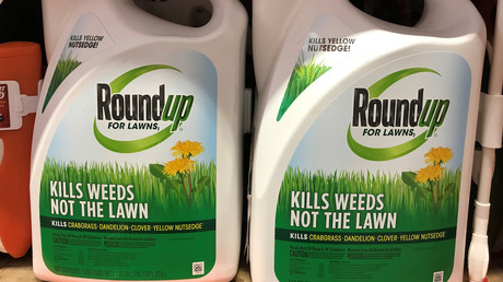Illustration : bidons de Roundup, désherbant phare du géant des produits dits «phytosanitaires» Monsanto, photo ©Mike Blake/Reuters