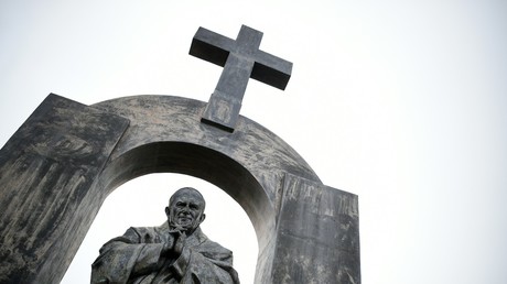 Le Conseil d'Etat exige le retrait d'une croix surplombant une statue de Jean-Paul II en Bretagne