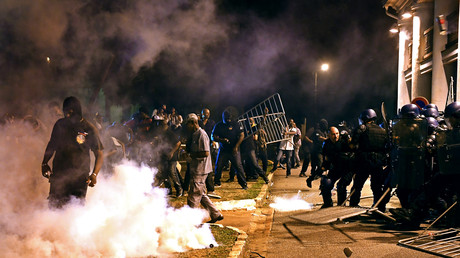 «Macron n'a aucun respect pour nous» : la Guyane s'embrase en pleine visite présidentielle (IMAGES)