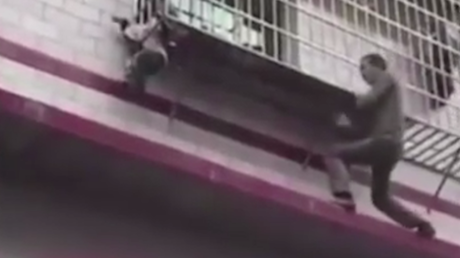 En Chine, un bon samaritain monte au premier étage pour sauver un enfant coincé sur un balcon