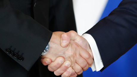 Emmanuel Macron et Vladimir Poutine se serrant la main