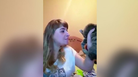 Une femme torture son chat en direct devant sa webcam, des activistes interviennent (VIDEO CHOC)