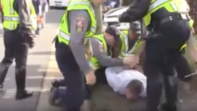 Sept policiers contre un journaliste anti-Trump : interpellation musclée en Virginie (VIDEO)