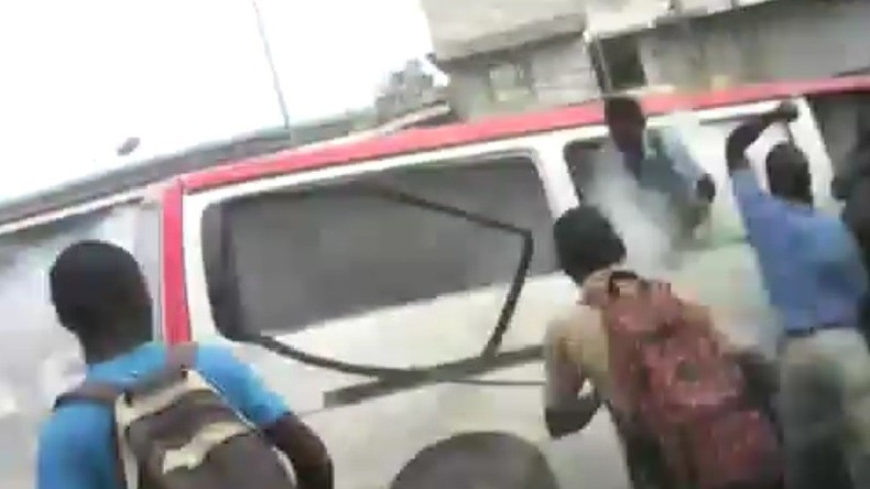 Gabon : un gendarme lance une grenade lacrymogène dans un minibus rempli de lycéens (VIDEO)