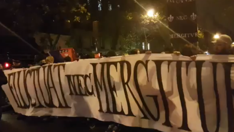 Des ultras du PSG rendent hommage aux victimes des attentats devant le Bataclan