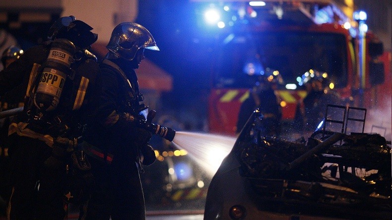 Cocktails molotovs, tirs de mortier et voitures incendiées: nuit d'émeute à Mantes-La-Jolie (VIDEOS)